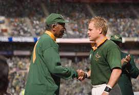 Invictus movie reviews & metacritic score: Invictus Film 2009 Moviepilot De