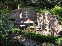 Alte Mauern Im Garten Gartenhaus Bauen Backyard Oasis Beautiful Patios Small Backyard Pools