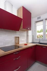 Cuisine Rouge Et Plan De Travail En Bois En 2020 Decoration Cuisine Rouge Cuisine Rouge Placard Cuisine