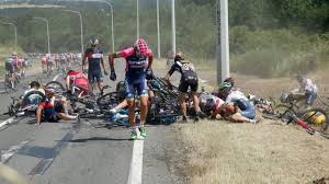 Caduta causata dalla macchina della tv fancese e nonostance ciò hanno proseguito la corsa. Don Luigi Come Al Tour De France Caduta In Bici E Infortunio Villa Guardia Viva
