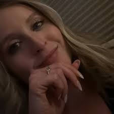 Every time I see Parker Posey in The White Lotus all I can think of is her  making freshmen “fry like bacon” in Dazed and Confused 🥓