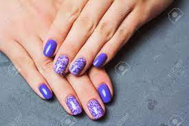 Arte De Unas Morado Con Estampado De Flores De Color Rosa Sobre Fondo De Piedra Gris Fotos Retratos Imagenes Y Fotografia De Archivo Libres De Derecho Image 76982924