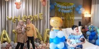 Anak lelaki yang masih sangat muda melayani allah. Demi Sambut Kelahiran Anak 7 Seleb Ini Ubah Kamar Rumah Sakit Jadi Berdekorasi Meriah Elegan Kapanlagi Com