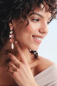 Kjøp Lange stein- og perleøredobber i rosa på Glitter.no