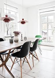 Kitchen Inspiration Dining Area With Charles Eames Inspired Dining Chairs A Bauhaus Classic Esszimmer Inspiration Haus Interieurs Speisezimmereinrichtung