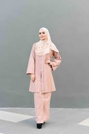 • kebaya boleh dipakai sedondon atau boleh juga manual topik 5 kebaya moden leher v dan kain selisih merajah pola. Trend Kebaya Wanita Popular 2018 Mybaju Blog