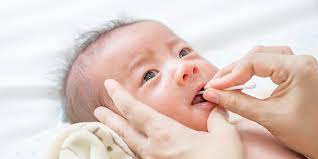 Sering kali ibu menemukan lidah bayinya berwarna atau ada bercak putih kemudian timbul bercak putih yang ada pada lidah bayi bisa saja berasal dari susu, baik asi maupun susu formula. Cara Membersihkan Lidah Bayi Dan Mewaspadai Infeksi Jamur