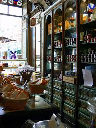 Art Nouveau Confiserie Meert Rue Esquermoise A Lille 1791 Restauree Dans Les Annnees 1900 Dans Le Respect De Son Dec Salon De The Boiseries Apothicaire