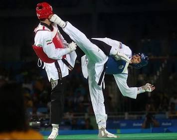 Dynamische Tritttechniken im Taekwondo, KI-generiert