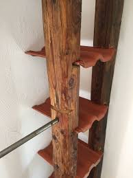 regal aus alten holzbalken und dachziegeln alte holzbalken holzbalken dachziegel