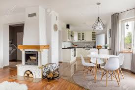 Offene Wohnung Mit Kamin Essbereich Und Licht Offene Kuche Lizenzfreie Fotos Bilder Und Stock Fotografie Image 63353603