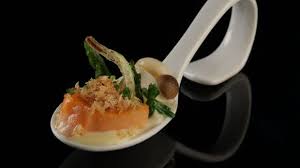 The Taste Raucherlachs Mit Blumenkohl In Texturen Und Zitronen Beurre Blanc Rezept Lebensmittel Essen Blumenkohl Raucherlachs