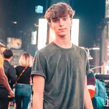 Ideally, long hair should be tied up beneath your hat, meaning your accessory should sit loosely on your head, allowing your scalp to breathe. 5 Summer Hairstyles For Men 2021