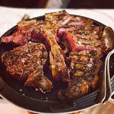 Bistecca alla fiorentina cottura perfetta alla brace. Bistecca Alla Fiorentina Ora E Pat Ma Quanta Carne Si Alleva In Toscana
