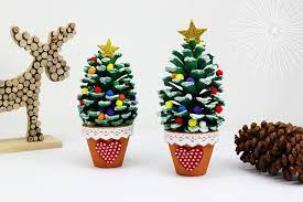 Découvrez tous nos sapins de noël pour sublimer la décoration de noël de votre maison. Sapin De Noel Avec Une Pomme De Pin Noel 10 Doigts