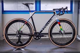 Van der poel and new swiss champion silvan dillier are capable of dangerous, punchy longer range attacks. De Canyon Kampioensfiets Van Mathieu Van Der Poel Racefietsblog Nl