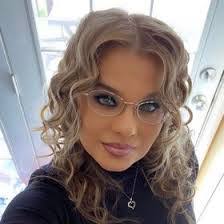 Lisa Bernhardt's Instagram, Twitter & Facebook