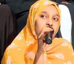 Sadaxdaan waxey dagan yihiin magaalada Hargeysa. Waxa ay ka qeyb galeen  Barnaamijka dooda badan dhaliyay ee Universal laga sii daayay. Waa sadaxdii  bilaabay dooda Baraha Bulshada qabsatay Lakin Markaan commentiyada aqriyay  98%