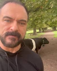 Jelly Roll, voy a terminąr contigo, voy a hacer que ganes todo ese peso que  perdiste hasta que termines como una de estas vacas." Drew McIntyre