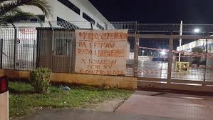 Deposito Mondo Convenienza La Protesta Degli Operai Siamo Sfruttati E Costretti A Lavorare 16 Ore Al Giorno