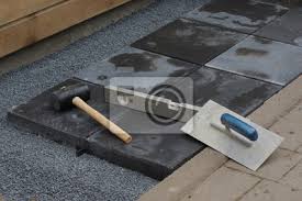 Mit gehwegplatten lässt sich am einfachsten ein gartenweg verlegen. Gehwegplatten Verlegen Im Garten Fototapete Fototapeten Diy Vorgarten Sektor Myloview De