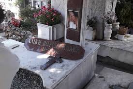 Η αλίκη βουγιουκλάκη ήταν μια αστραφτερή, iconic ξανθιά. Telesthke Mnhmosyno Gia Ta 23 Xronia Apo To 8anato Ths Alikhs Boygioyklakh Fwto Patras Events