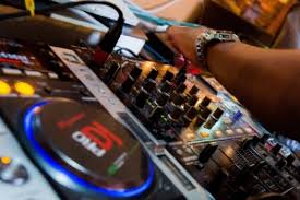 Marcus Moreira, o DJ Fofinho, trabalha no Villa Country há 12 anos