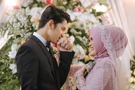 Read bio at tmdb | read bio at wikipedia. Bakal Jadi Orangtua Ini 10 Potret Kemesraan Zikri Daulay Dan Istri