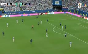¡Messi lo intentó! Potente disparo del capitán argentino que se va apenas desviado