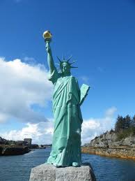 Frihetsgudinnen (engelsk statue of liberty, eller formelt liberty enlightening the world, «frihetsgudinnen opplyser verden») står på liberty island i munningen av hudsonelva i new yorks havn. A Replica Of Bertoldi S Statue Of Liberty Designed By Frederic Auguste Bartholdi Picture Of Vigsnes Mining Museum Avaldsnes Tripadvisor