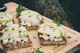 Immer nur brot oder brötchen zum frühstück ist zwar sehr bequem, aber auf dauer auch ziemlich eintönig. Das Gesunde 5 Minuten Fruhstuck Brot Feta Apfel Thymian Und Honig