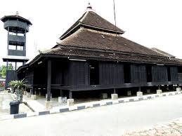 Seperti sejumlah tamadun awal asia selain hasil seni, pengaruh india juga boleh dilihat menerusi seni bina kerajaan champa. Masjid Kampung Laut Yayasan Dakwah Islamiah Malaysia