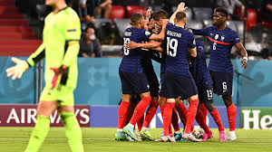 Première occasion pour les bleus, matuidi glisse à benzema dans l'axe, ce dernier se met en position de frappe et enroule son ballon vers la lucarne opposée. France Allemagne Les Notes Du Match
