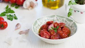 Le linguine con speck e pomodorini sono un primo piatto succulento e saporito che si prepara velocemente mentre aspettate che la pasta cuocia. Ricetta Pomodori In Padella Con Aglio E Origano Un Contorno Facile Ma Sfizioso Dissapore