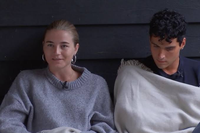 Anouk keert op krukken terug in de loods: "Moet je naar huis?" - LoveReality