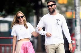 The oscar winner is spotted leaving new york city before boarding a private jet with cooke to rhode island. Jennifer Lawrence Is Officially Married To Cooke Maroney Arabia Weddings
