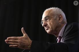 Photo : Conférence de presse avec Henri Weber sur les argumentaires de la  campagne des européennes, 74 questions et 74 réponses pour réorienter  l'Europe, siège du Parti Socialiste, Paris, France, le 24