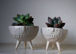 Made by hand and hand painted. Atelier Stella Pair Of Tripod Bowl Planters Keramik Gartenkeramik Daumendruckgefasse