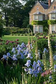 The Old Rectory Haselbech Northamptonshire Iris Foxgloves Poppies Clive Nichols Sadovyj Domik Anglijskie Parki Sadovye Idei