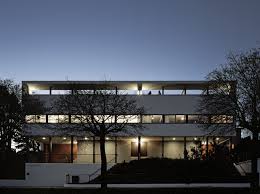 Es befindet sich in einem von den architekten le corbusier und pierre jeanneret entworfenen doppelhaus in der weißenhofsiedlung. Weissenhofmuseum Im Haus Lecorbusier Space4 Stuttgart Architekten Baunetz Architekten Profil Baunetz Architekten De