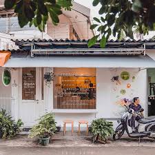 A Healthy Shop In A Very Quiet Neighborhood And I Eat Healthy Again Today Serasasaladbar Facadelovers Cafeteller Arsitektur Desain Ide Bagus