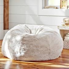 Le Pouf Geant Un Coussin De Sol Amusant Et Confortable Archzine Fr Canape Chambre Pouf Geant Decor Interieur Elegant