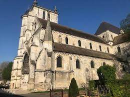 Quand sonnent les cloches d une ?glise. L Eglise Saint Etienne De Beauvais Est Deserte Mais Les Cloches Sonnent Quand Meme