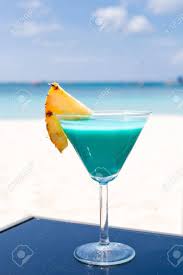 Blue curaçao equals blue drinks, or at least various shades of aquamarine. Blue Curacao Cocktail Con Rodaja De Pina En La Playa Blanca Fotos Retratos Imagenes Y Fotografia De Archivo Libres De Derecho Image 16570088