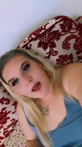 Samantha Bratton's Instagram, Twitter & Facebook