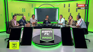 10/3/2021 | el periodista carlos orduz sufrió el fuerte impacto de una pantalla gigante. El Profe Ensena Espnradiocolombia Espn Futbol Club Facebook