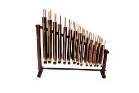 Dalam satuan alat musik gamelan jawa, bonang termasuk dalam keluarga alat musik 'pencon', yaitu alat musik gamelan yang terbuat dari logam gender merupakan alat musik pukul logam yang menjadi bagian dari perangkat gamelan jawa dan bali. Sejarah Gamelan Jenis Cara Bermain Membuat Fungsi Lengkap
