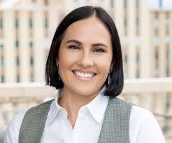 Cara Wells's Instagram, Twitter & Facebook