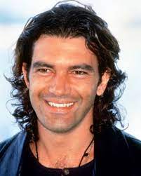 Back in 2013, he buzzed off his hair for his role as jacq vaucan in the futuristic space thriller automata. Antonio Banderas Photo Allposters Com In 2021 Mens Hairstyles Long Hair Styles Oval Face Haircuts