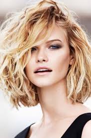 Carre Ondule Le Carre Blond Ondule Coupe De Cheveux Cheveux Mi Long Cheveux Carre